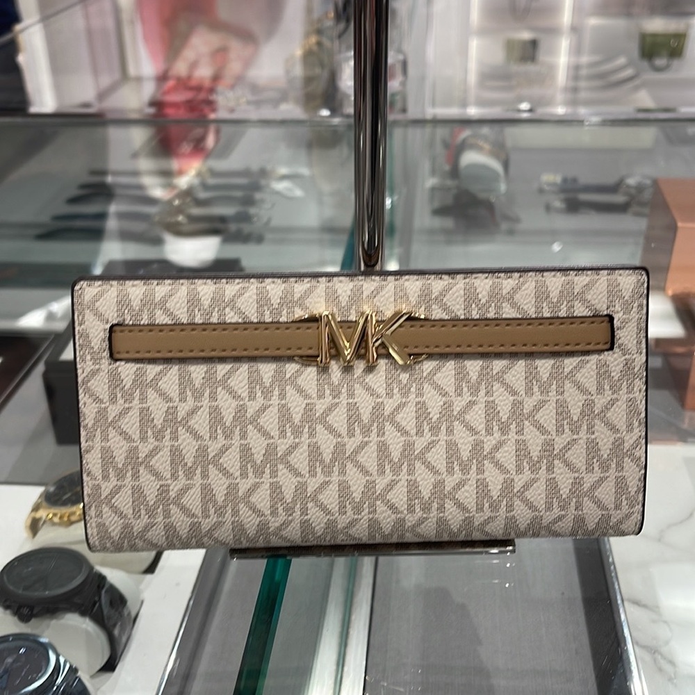 MICHAEL KORS
Reed Large Snap Signature Wallet
Style: 35S3G6RE3B
Camel Multi 
NWT - Picture 10 of 16